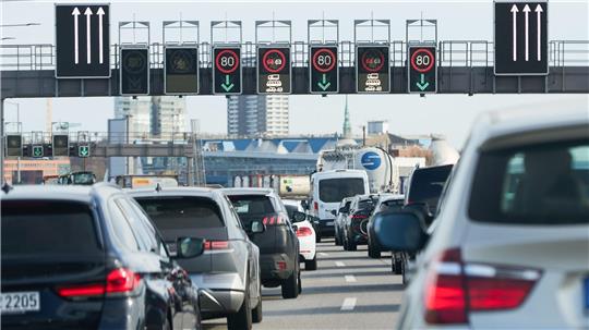 Zu Beginn der Herbstferien werden wieder viele Staus auf Autobahnen im Norden erwartet. (Archivfoto)