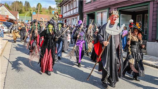 Zu Beginn der Veranstaltung ziehen die Hexen und Teufel durch den Ort.