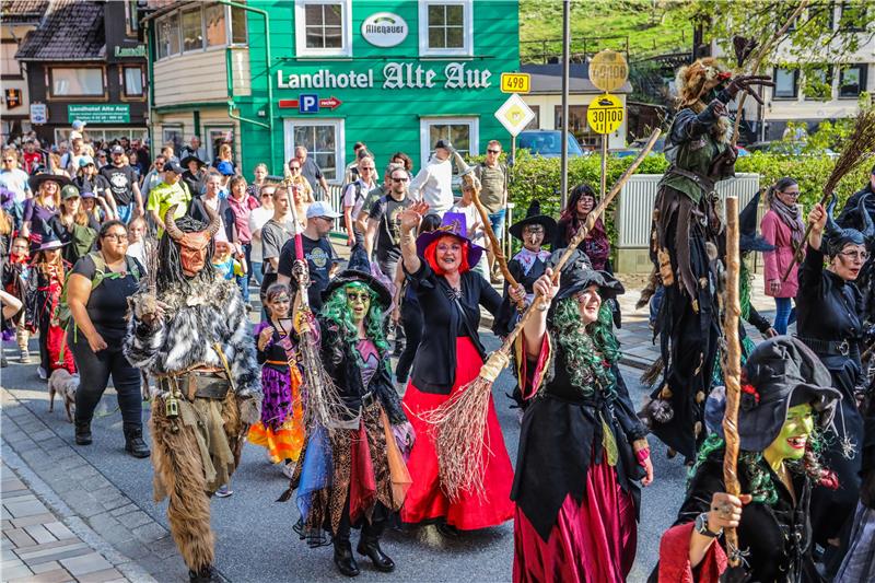 Zu Beginn der Walpurgisfeier in Altenau ziehen die Hexen und Teufel von der Altenauer Brauerei zum brodelnden Hexenkessel am Kurgastzentrum.
