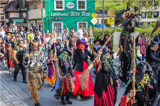Zu Beginn der Walpurgisfeier in Altenau ziehen die Hexen und Teufel von der Altenauer Brauerei zum brodelnden Hexenkessel am Kurgastzentrum.
