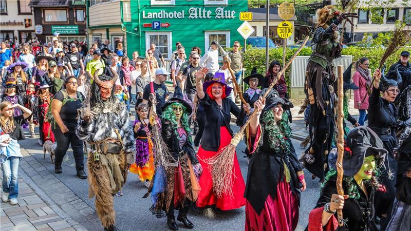 Zu Beginn der Walpurgisfeier in Altenau ziehen die Hexen und Teufel von der Altenauer Brauerei zum brodelnden Hexenkessel am Kurgastzentrum.