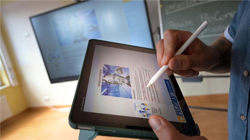 Fast die Hälfte der „Gen Z“ denkt über Jobwechsel nach Zu Beginn des Berufslebens locken oft hohe Gehaltssprünge, meint Xing-Arbeitsmarktexperte Julian Stahl. Deswegen hätten jüngere Arbeitnehmer einen starken Anreiz für einen Jobwechsel.