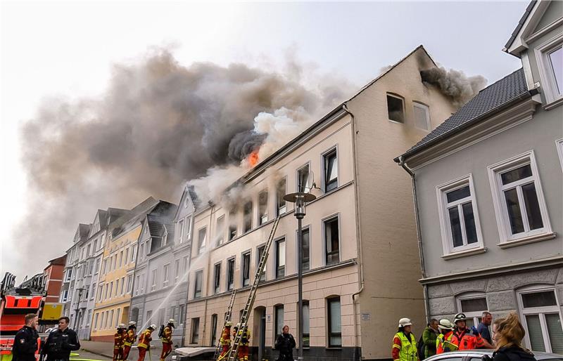 Großeinsatz nach Brand mit zwei Toten in Flensburg Zu Beginn des Einsatzes sei die Lage relativ unübersichtlich.