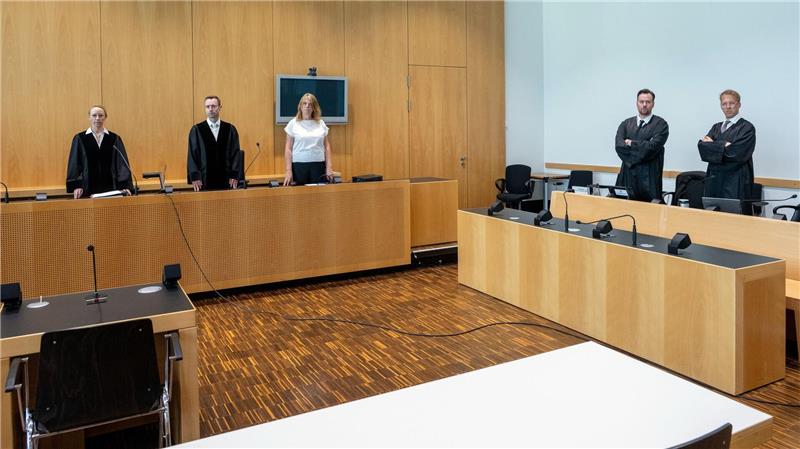 Gesuchter Hausarzt nach langer Flucht in Paraguay gefasst Zu Beginn eines Prozesses wegen manipulierter Corona-Impfungen vor dem Landgericht Augsburg blieb der Stuhl des Angeklagten im Juni 2023 leer. Der beschuldigte Arzt war geflohen. Nun wurde der 75-Jährige in Südamerika gefasst. (Archivbild)