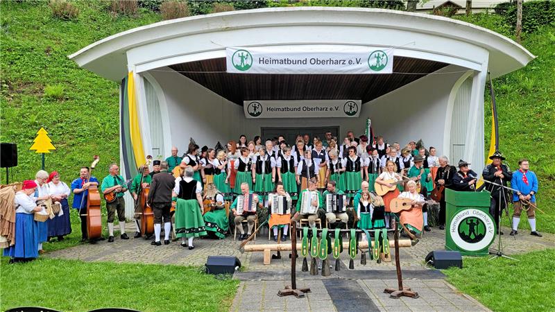 An Pfingsten wird es in Altenau wieder musikalisch Zu Beginn und zum Ende treten alle Brauchtumsgruppen zusammen auf.