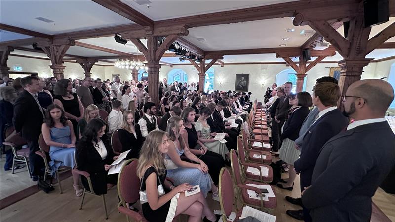 Harzburger Schulen verabschieden ausgezeichnete Abitur-Jahrgänge Zu Ehren der 69 Abiturientinnen und Abiturienten des Werner-von-Siemens-Gymnasiums erheben sich Eltern und Lehrer im Bündheimer Schloss.