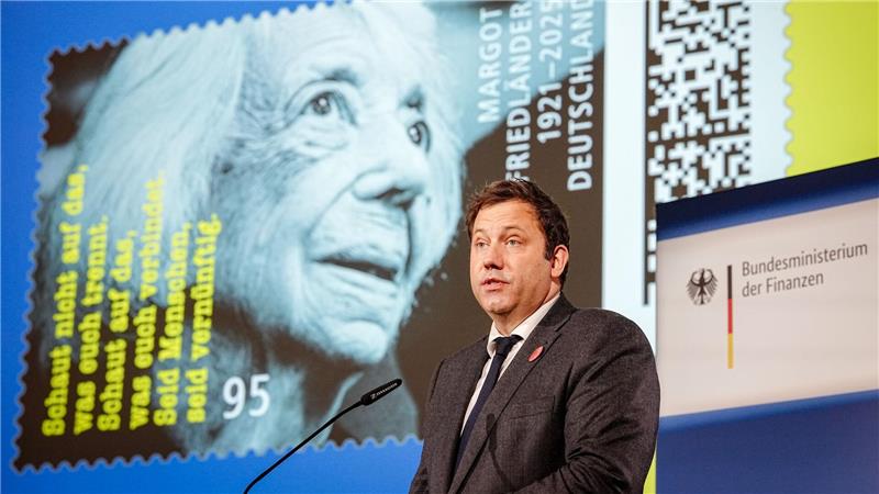 Zu Ehren von Margot Friedländer (1921-2025) wurde eine Sonderbriefmarke herausgegeben. 