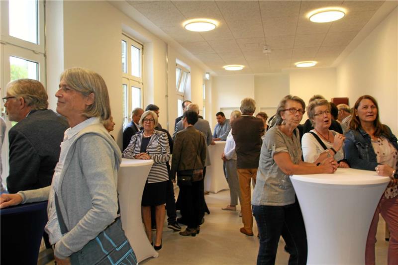 Zu Eröffnung drängten sich die Gäste gestern Mittag an den Stehtischen im Flur des ersten Stocks der ehemaligen Eichenbergschule.