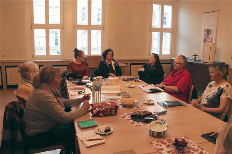 Zu Gast bei der Wortwerkerin: Marie-Luise Eberhardt hat zur Schreibwerkstatt in den großen Remter eingeladen.  Fotos: Hartmann