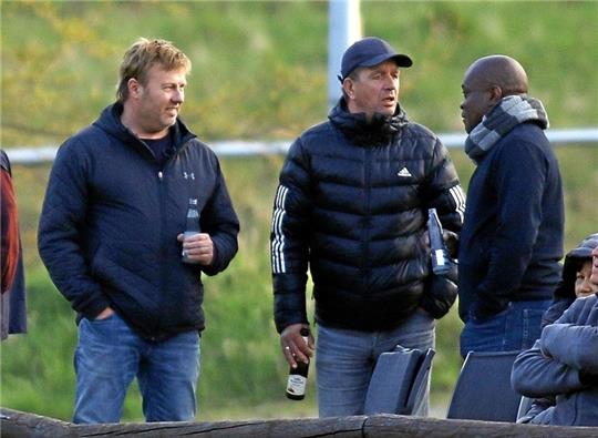 Zu Gast im Sportpark: Andreas Petersen (Mi.) unterhält sich mit Nanitamo Michel, derzeit Trainer der TSG-Zweiten. Beide kennen sich aus gemeinsamen Zeiten beim SV Südharz. Foto: Epping