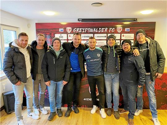 Zu Gast in Greifswald: Die Fußballsenioren der FG Vienenburg/Wiedelah statten ihrem ehemaligen Mitspieler Lars Fuchs (4. v. r.), nun Regionalligatrainer, einen Besuch ab. Foto: Privat