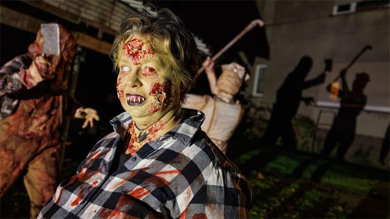 Zu Halloween sind die Mitglieder der Crew stark beschäftigt.