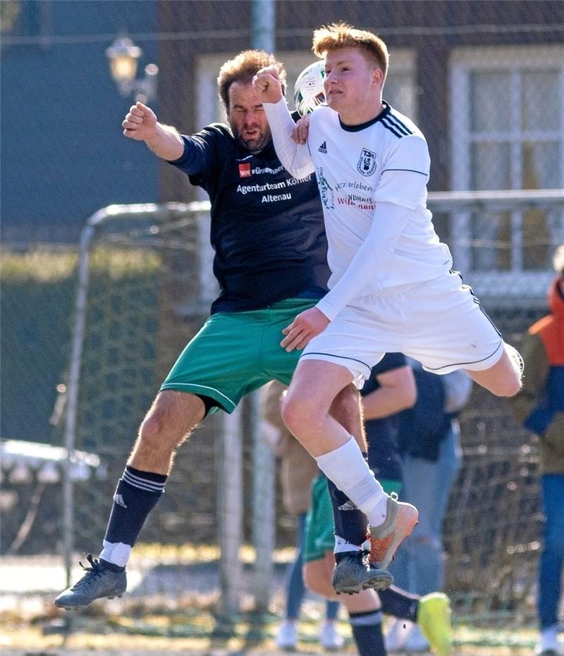 TSG Wildemann will auch spielerisch überzeugen Zu Hause gerne im Vorwärtsgang: Anton Metzger (re.) und die TSG Wildemann streben am Sonntag auf eigenem Platz gegen den WSV Wiedelah den ersten Saisonsieg in der Nordharzliga an. Foto: Drechsler