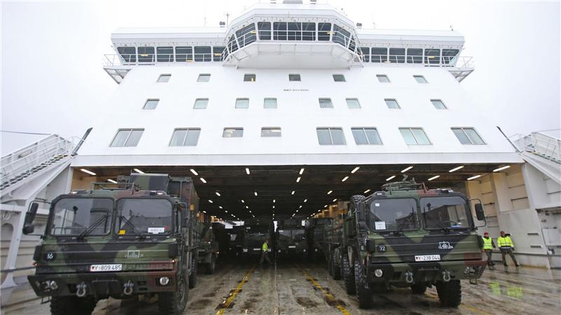 Zu Lande, zu Wasser und in der Luft: Hindernisse für grenzüberschreitende Militärtransporte sollen möglichst schnell abgebaut werden. (Archivbild)