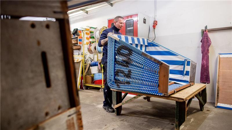 Zu Ostern sollen die ersten Strandkörbe an der Wasserkante stehen. 
