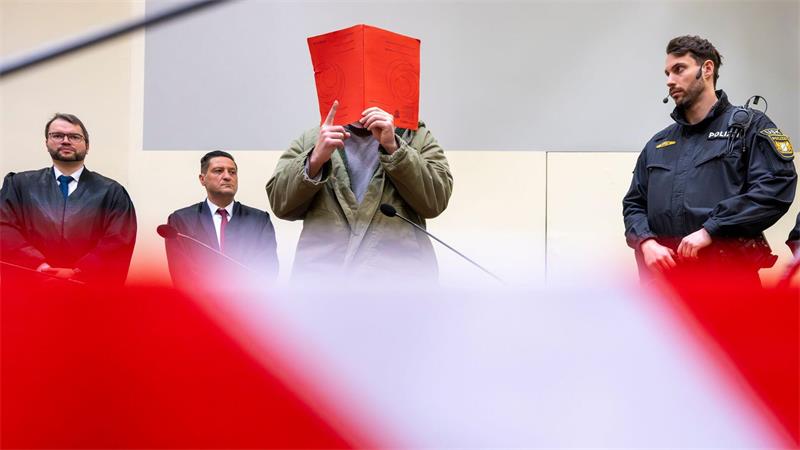 Zu Prozessbeginn reckte er den Zeigefinger hoch – eine unter Muslimen verbreitete religiöse Geste, die aber auch als Erkennungszeichen unter Islamisten gilt. (Archivbild)