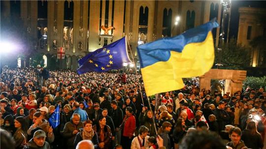 Zu Tausenden protestieren Anhänger der proeuropäischen Opposition in Georgien gegen das offiziell verkündete Ergebnis nach der Parlamentswahl.