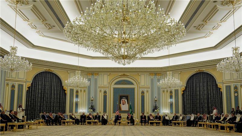 Deals, Deals, Deals: Trump im Nahen Osten Zu Trumps Besuch gehörte auch eine Begrüßungszeremonie in einem opulenten Saal im Königspalast.