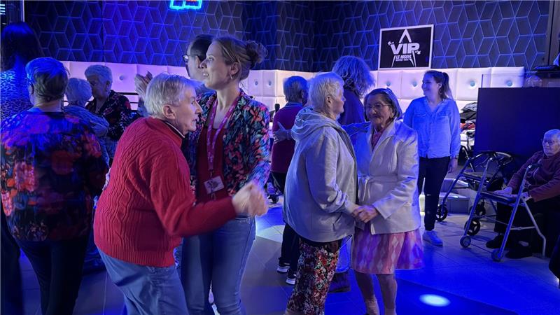 Vom Altersheim auf den Dancefloor Zu Twist, Walzer, Tango und Polonaise tanzen im Club Jung und Alt miteinander.