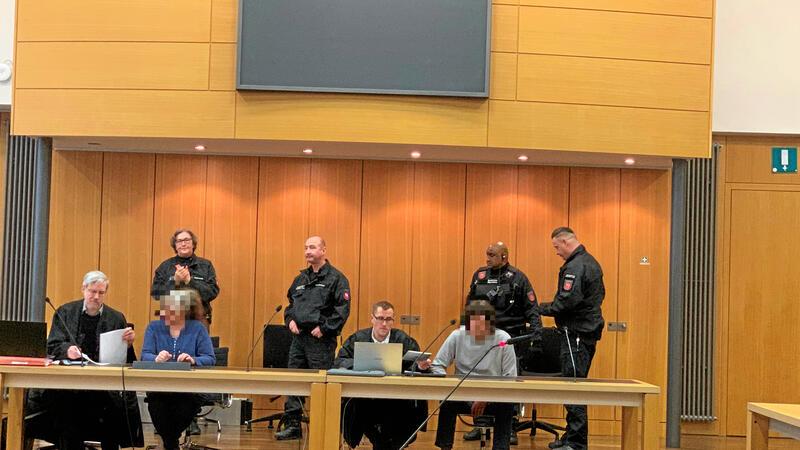 Zu Unrecht zwei Jahre in U-Haft Zu Unrecht auf der Anklagebank und fast zwei Jahre in U-Haft: Ein Paar aus Goslar (Gesichter verpixelt) wird von seiner Tochter des Missbrauchs beschuldigt, 2023 zu langjährigen Haftstrafen verurteilt und 2024 von einer anderen Kammer am Landgericht Braunschweig schließlich freigesprochen.Archivoto: Klengel