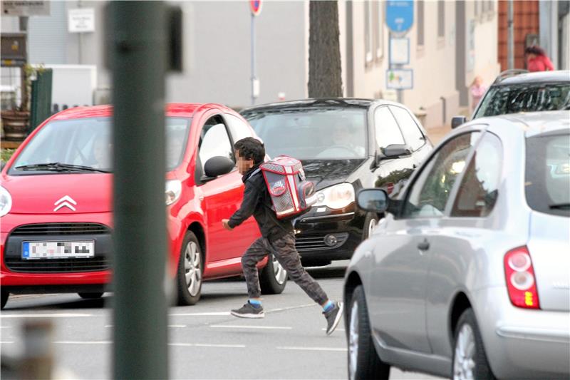 „Gesa“: Bad Harzburger Schülerlotsen starten ihr Projekt Zu Unterrichtsbeginn und -schluss ist vor den Schulen in der Regel viel Verkehr – das kann eine Gefahr für die Kinder sein. Archivfoto: Schlegel