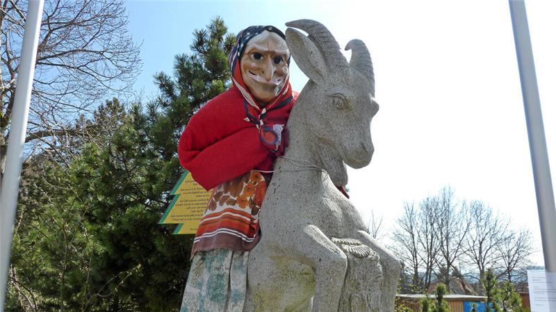 Zu Walpurgis tauscht die Hexe den Besen schon einmal gegen den Geißbock ein und reitet auf ihm der Unterwelt entgegen.