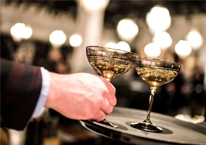 Menschen in Frankreich sparen bei Champagner und Pastete Zu Weihnachten und zum Jahreswechsel tischen die Menschen in Frankreich gerne richtig gut auf - in diesem Jahr aber sparen sie bei Champagner, Räucherlachs und Gänseleberpastete.
