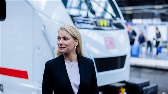 Zu Weihnachten wird „alles rollen, was rollen kann“, sagt Bahn-Chefin Evelyn Palla mit Blick auf den Einsatz aller verfügbaren Züge.