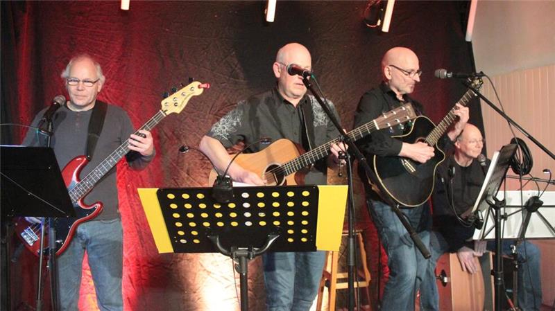 Zu Zonenrandgebiet gehören die Gitarristen Olaf Lobermeier und Clemens Schnell-Git, Bassisten Thomas Kleindienst-Bass und Volker Kleindienst am Cajon.