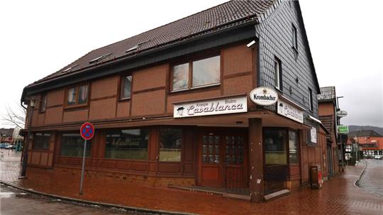 Zu dem Gebäudekomplex gehören neben dem Beat Club auch die Kneipe „Casablanca“, das benachbarte Café, ein Dreifamilienhaus, Carports und Garagen.