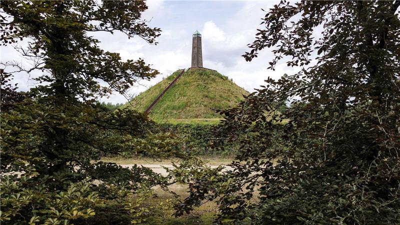 Niederlande verschärfen Warnung nach Wolfsattacke auf Kind Zu dem Wolfsangriff auf einen Jungen in den Niederlanden kam es in der Nähe eines bekannten Wahrzeichens, der Pyramide von Austerlitz (Archivbild).