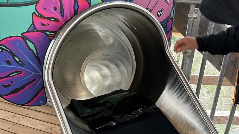 Die komplette Eröffnung des Harzturms ist absehbar Zu den Attraktionen des Turms gehört die Rutsche. Für 4,50 Euro kann jeder in etwas mehr als zehn Sekunden mit einer Art Teppich hinunter gleiten.
