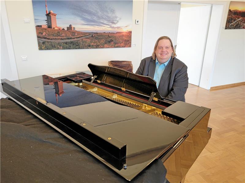 Zu den Aufgaben Daniel Skibbes – hier am Klavier – gehört neben dem Chorprojekt auch das Orgelspiel.