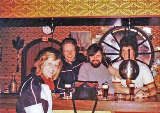 Zu den Gästen im Keller gehören auch stets die Eishockey-Spieler wie Wayne Pushie (links), zu denen viele Braunlager Freundschaften entwickelten.  Archivfotos: Privat