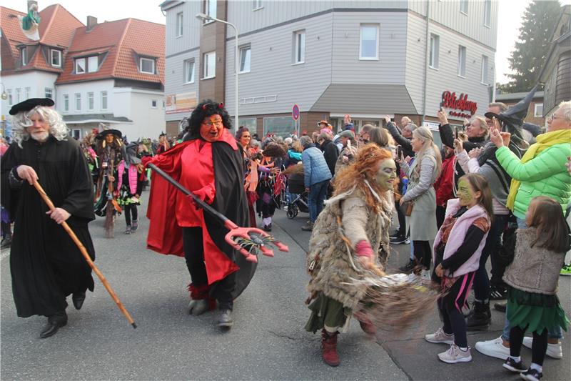 Braunlage: Vorbereitungen für das Walpurgisfest laufen an Zu den Höhepunkten des Walpurgis-Programms in der Stadt gehört wieder der Festumzug durch Braunlage, zu dem Hunderte von Besuchern erwartet werden. Archivfoto: Eggers