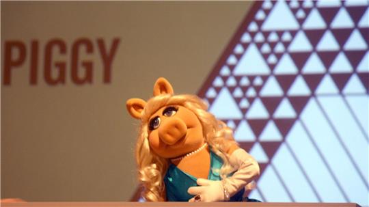 Zu den Streaming-Highlights im Februar gehört auch Miss Piggy, die natürlich beim Disney+-Special zum 50. Geburtstag der „Muppet Show“ dabei ist. (Archivbild)