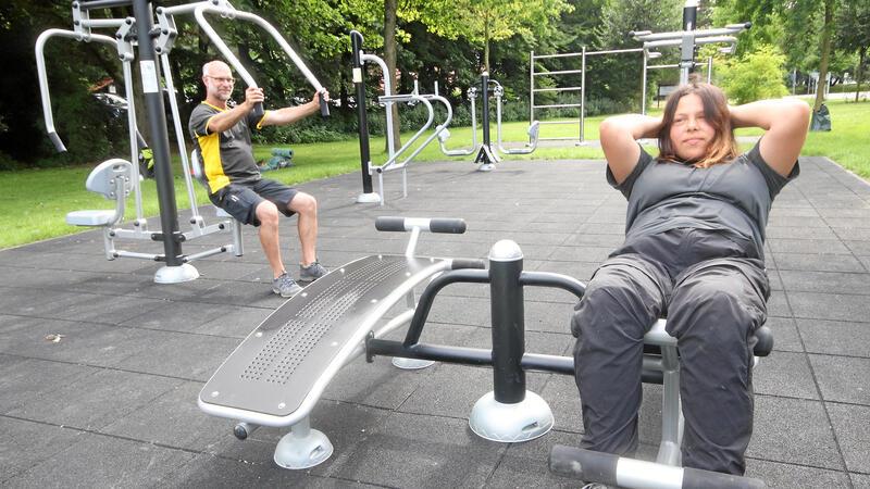 Ab sofort können Liebenburger im neuen Fitnesspark schwitzen Zu den ersten Nutzern des Liebenburger Outdoor-Fitnessparks gehören Benjamin Richter und Tabea Cassel.