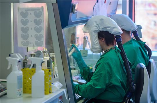Zu den öffentlich geförderten Forschungseinrichtungen zählen beispielsweise die Institute der Fraunhofer-Gesellschaft.