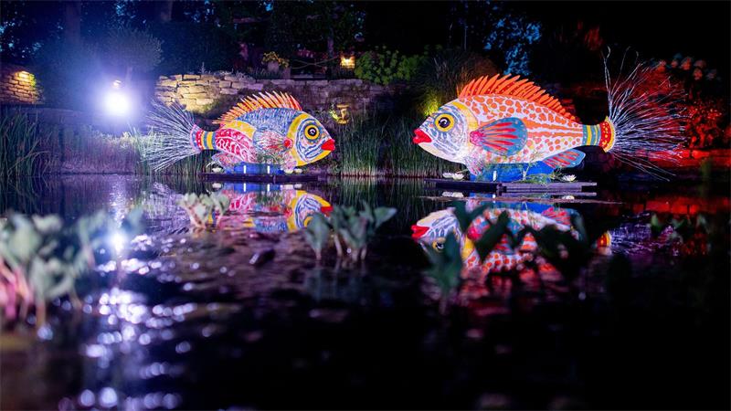 „Lichtzauber“ in der Abenddämmerung im Park der Gärten Zu der Illumination im Park der Gärten werden wieder Tausende Besucher erwartet.