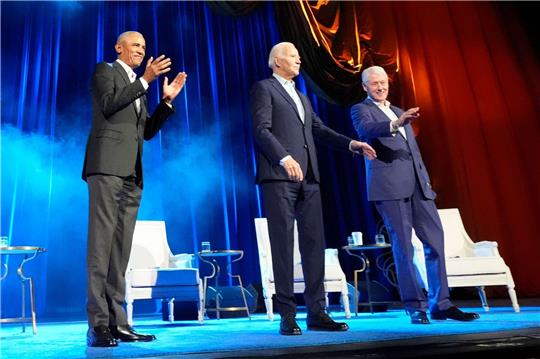 Zu der Veranstaltung mit Biden (M), Obama (l) und Clinton kamen mehrere Tausend Zuschauer.