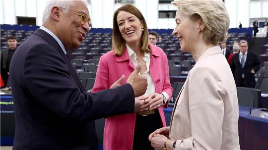 Zu dritt 200 Kilometer im Charter-Jet: Costa, Metsola und von der Leyen.