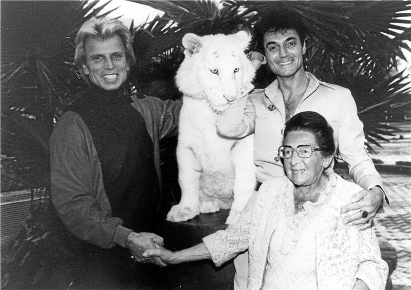 Zu dritt mit der schneeweißen Tigerin Sitarra: Die Goslarerin Sofie Reckewell besucht die beiden Magier Siegfried (li.) und Roy in Las Vegas. Sie hat beide einst auf dem Schiff „Bremen“ kennengelernt. Die Bilder mit dem Duo stammen aus den Beständen des Stadtarchivs. Das Bild unten, das Sofie zusammen mit ihrem Mann Otto Reckewell zeigt, ist im Buch von Hans Donald Cramer auf 1929 datiert.