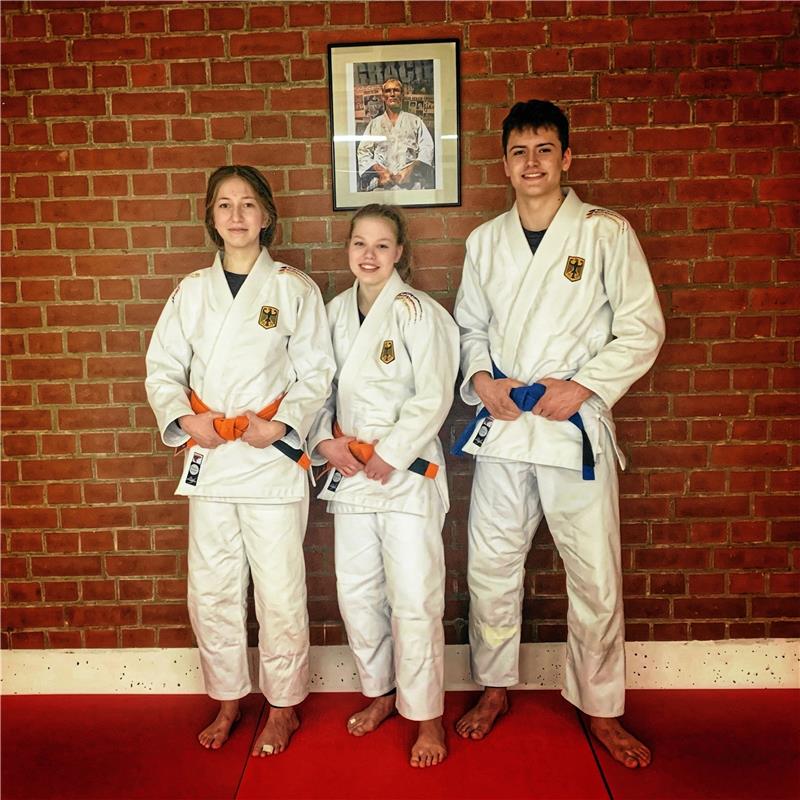 Kampfsportler Tom Linde holt bei EM-Premiere Bronze Zu dritt zur EM: (v. li) Gesa Kuhfuß, Amy Deetz und Tom Linde vom Phoenix Sport Center Goslar. Foto; Privat