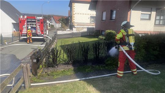 Zu einem Heckenbrand wird die Freiwillige Feuerwehr Wolfshagen alarmiert.