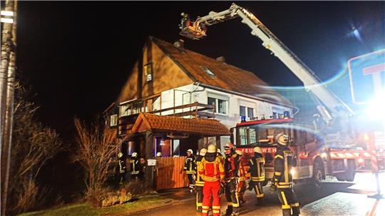 Zu einem Schornsteinbrand rücken mehrere Freiwillige Feuerwehren am Samstagabend nach Nauen aus.  Fotos: Feuerwehr