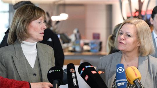 Zu einem fairen Ergebnis für alle Seiten gehört laut der Innenministerin, „dass man mit einem Angebot auf die Arbeitnehmerseite zugeht“.