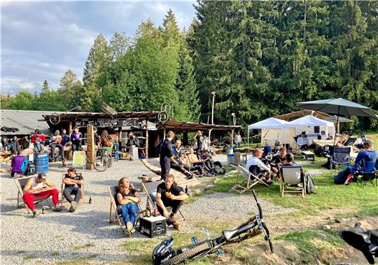 Zu einem lockeren Konzertabend lädt die Tourist-Information Oberharz für den 17. September wieder in den Racepark nach Schulenberg ein. Für die „offene Bühne“ werden noch Musiker gesucht. Foto: Veranstalter