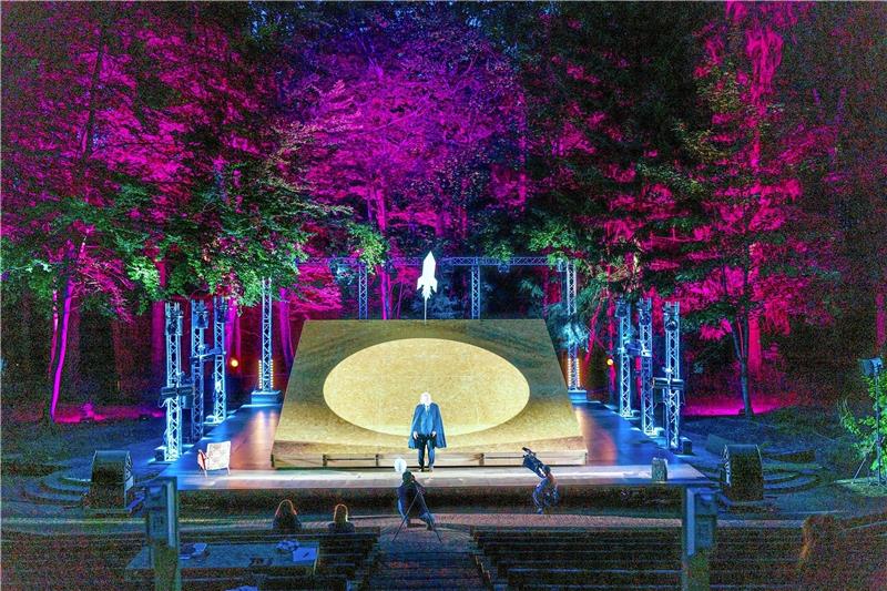Zu einem spannenden Bühnenaufbau gehört auch die entsprechende Illumination: Sie setzt die Waldbühne in Benneckenstein erst richtig in Szene.  Fotos: Brabanski
