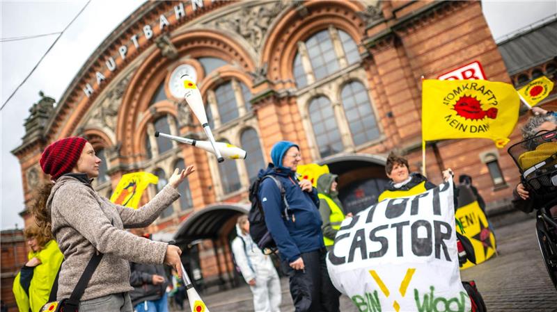 Protest gegen Atommüll-Transport durch Deutschland in Bremen Zu einer Protestversammlung gegen Atomkraft und den geplanten Castor-Transport durch Deutschland haben sich Menschen in Bremen versammelt.