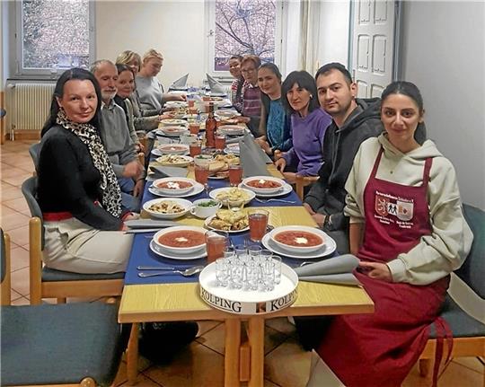 Zu einer besonderen Aktion, nämlich einem gemeinsamen Kochen und Tafeln, haben sich die Teilnehmer und Teilnehmerinnen auch schon getroffen. Foto: privat